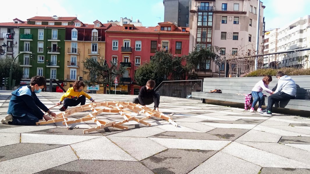 Niños jugando con piezas sueltas